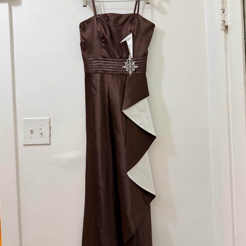 One-Shoulder Brown Satin Evening Dress with White Ruffle Accent